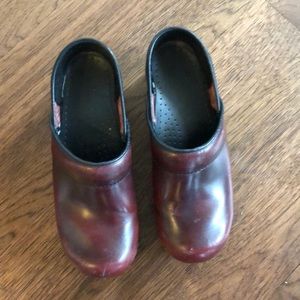 DANSKO maroon clogs
